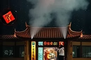 文艺片月台海报，站台长椅与雨伞
